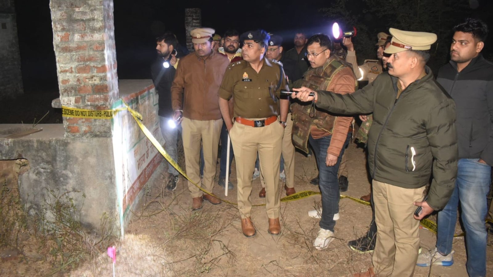 Ghazipur Police inspecting the incident site after the encounter with the suspect who committed the robbery at the Indian Overseas Bank.