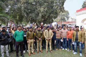 A group of police officers from Barabanki Police Department standing together in a formal event inside a conference room. They are holding smartphones that were recently recovered by the department's mobile recovery team. The background shows banners and insignias of the police force, with the Superintendent of Police presenting the phones to their respective owners. Smiles and gratitude are evident among the participants.